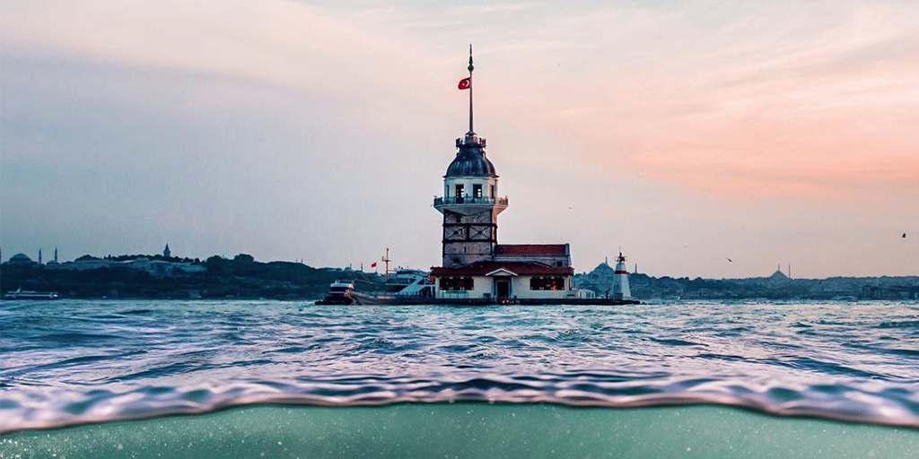 İnsanlığın Gölgesi | Nur Ecer