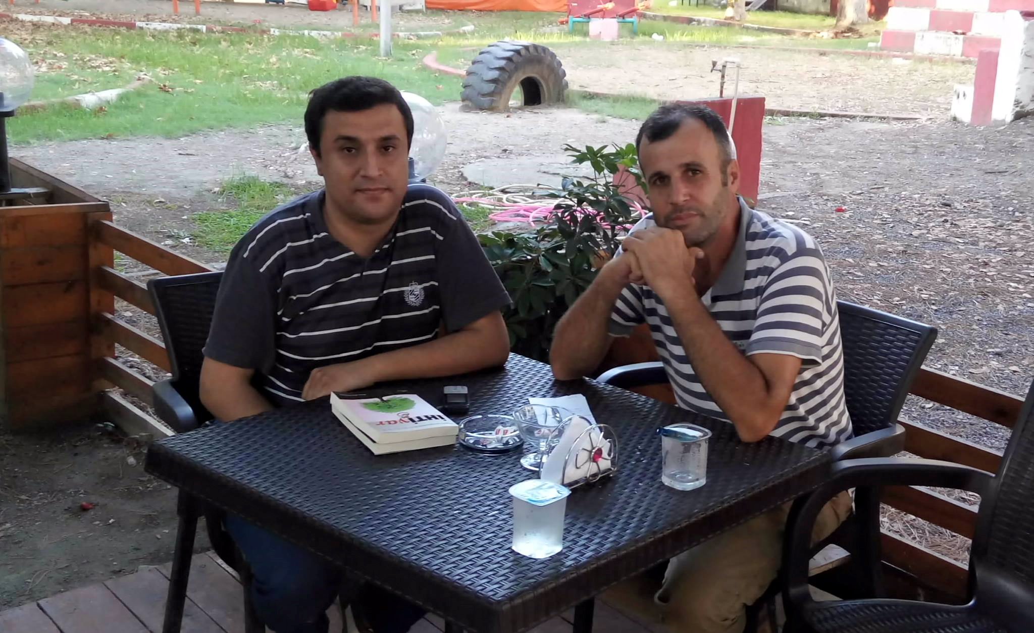 Kâğıtlarla Dertleşen Adam
